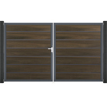 Dvoukřídlá brána s dřevěnou strukturou a kovovým rámem