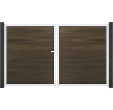 Dvoukřídlá brána s dřevěnými panely a bílým rámem