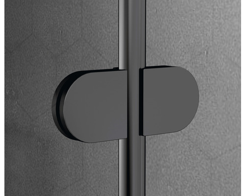 Detailní záběr dveří sprchového koutu s madlem