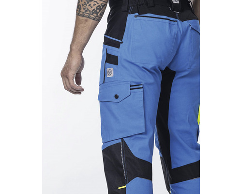Modré pracovní kalhoty s několika kapsami