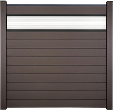 Zahradní plot z hnědých lamel se světelným prvkem