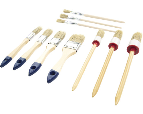 Různé štětce s dřevěnou rukojetí pro malířské práce