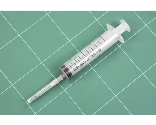 Jednorázová injekční stříkačka s kanylou