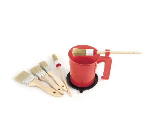 Kbelík s barvou a různými štětci