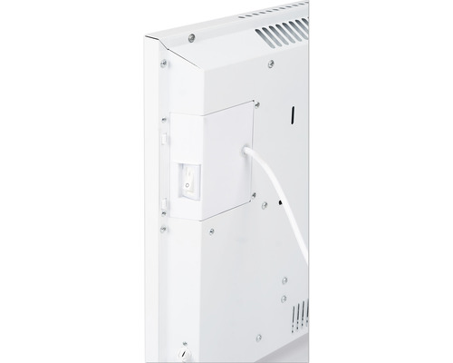 Detailní pohled na bílý radiátor s bočním spínačem a napájecím kabelem