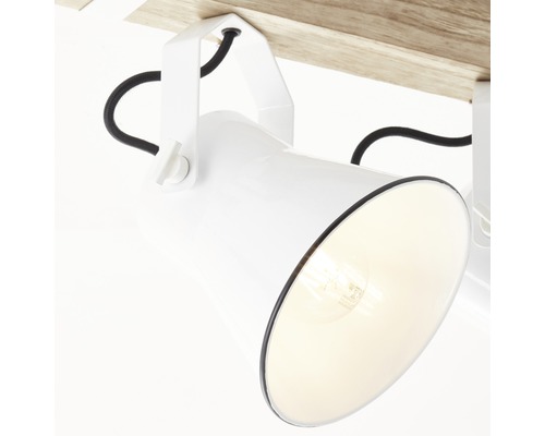 Bílé stropní svítidlo s černým kabelem na dřevěném trámu