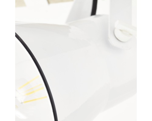 Detailní záběr bílého reflektoru s černým kabelem.