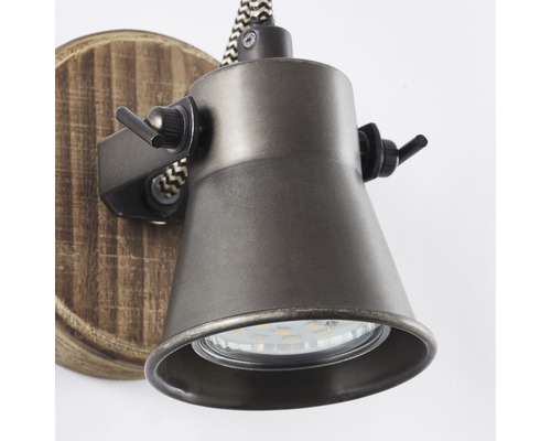 Nástěnné svítidlo s dřevěným prvkem a stínidlem