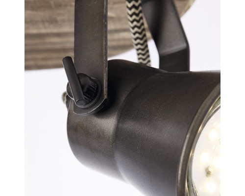 Detail stropního svítidla s nastavitelným bodovým světlem