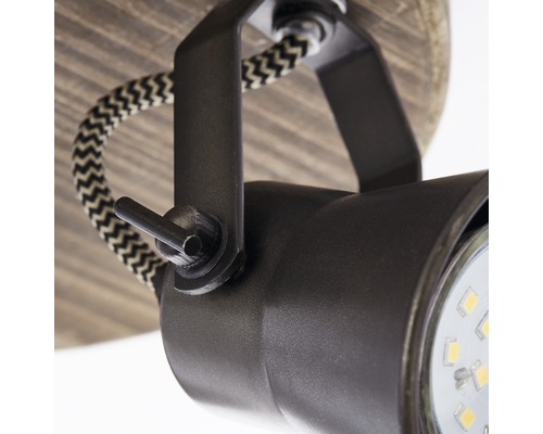 Detail stropního svítidla s nastavitelným bodovým světlem a textilním kabelem