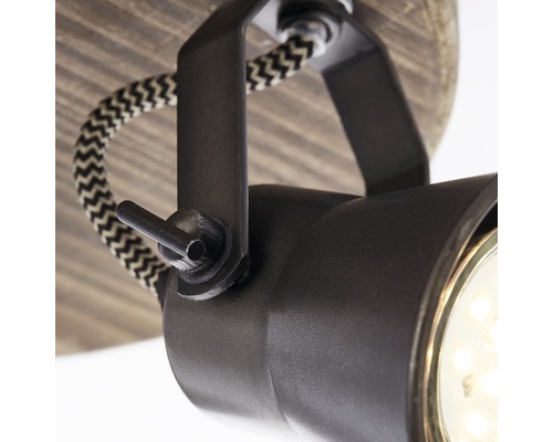 Detail černého stropního svítidla s textilním kabelem