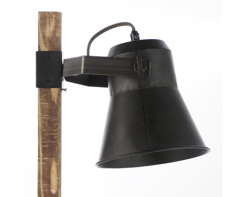 Detailní záběr stojací lampy s dřevěnou základnou a kovovou objímkou