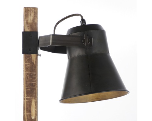 Detailní pohled na stojací lampu s kovovým stínidlem a dřevěným stojanem