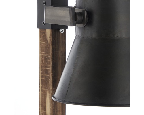 Detail stojací lampy s dřevěnou základnou a kovovými prvky