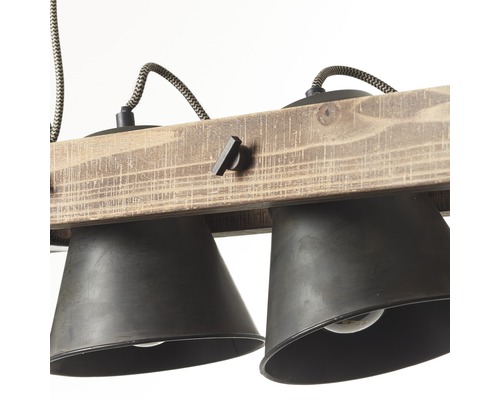 Stropní svítidlo s dřevěným trámem a několika stínidly