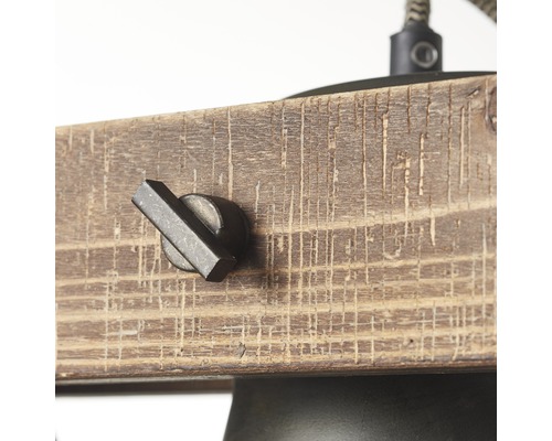 Detail lampy s dřevěnými trámy a kovovými prvky