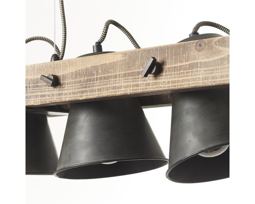 Závěsné svítidlo s dřevěným trámem a třemi stínidly