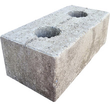 Šedý betonový blok se dvěma otvory