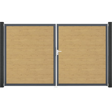 Dvoukřídlá brána s dřevěnou strukturou a rukojetí