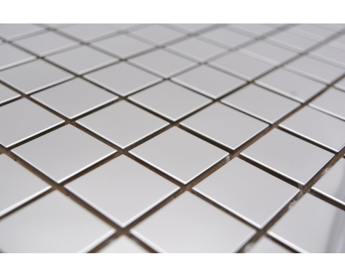 Detail čtvercových, lesklých mozaikových dlaždic