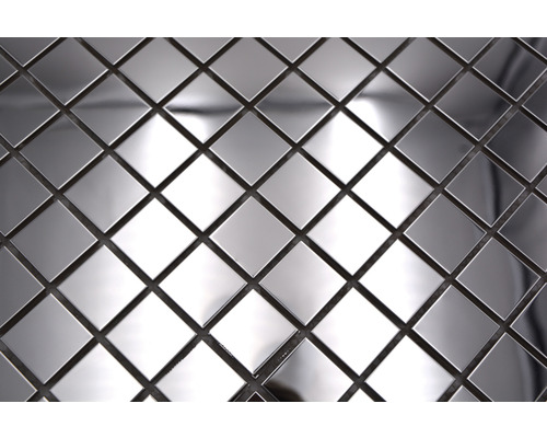 Detailní záběr čtvercových stříbrných mozaikových dlaždic