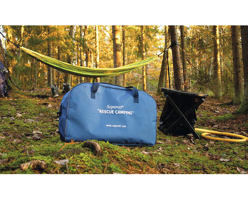 Scéna v lese s houpací sítí, taškou a kempingovou toaletou