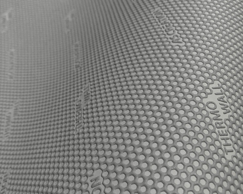 Detailní záběr fólie THERMOWALL s perforovaným vzorem.