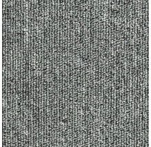 Detail šedého koberce.