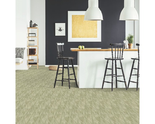 Obývací pokoj s kobercem, barovými stoličkami a dekorací pro světlé a moderní prostředí.