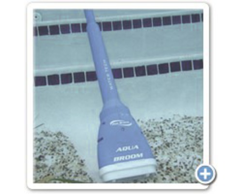 Akumulátorový čistič bazénů ve vodě