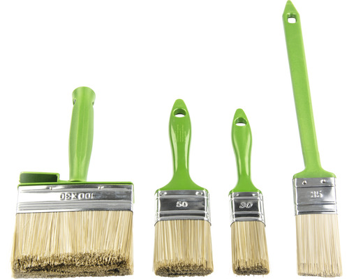 Různé malířské štětce s plastovými rukojeťmi