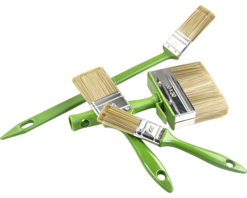 Několik štětců se štětinami a plastovými rukojeťmi