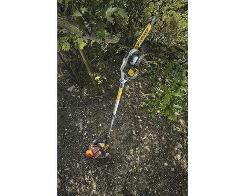 Osoba používá akumulátorovou prořezávací pilu DeWalt k řezání větve stromu.