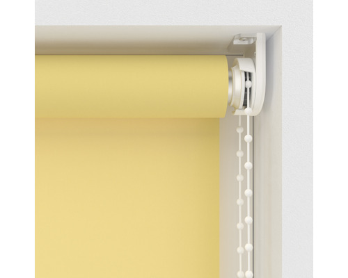 Žlutá roleta v okenním rámu s ovládacím řetízkem
