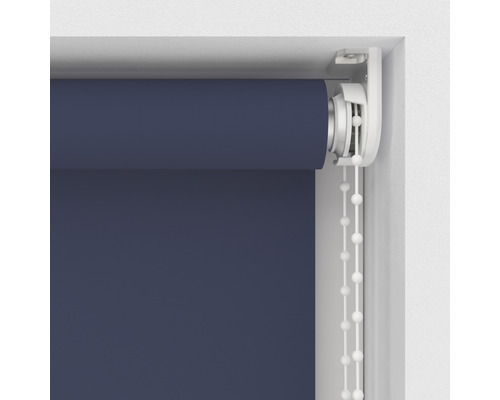 Roleta s řetízkovým ovládáním na okně