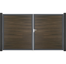 Dvoukřídlá brána s vodorovnými lamelami ve vzhledu dřeva a ocelovým rámem