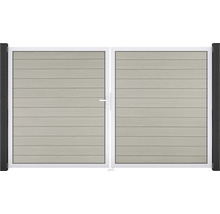 Dvoukřídlá brána s vodorovnými prkny, bílým rámem a černými sloupky