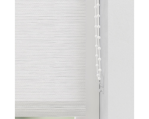 Roleta s řetízkovým ovládáním na okně