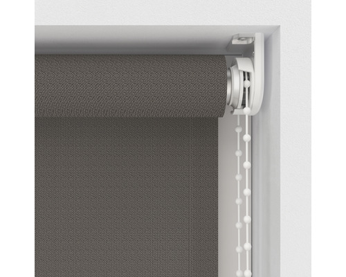 Šedá roleta s řetízkovým ovládáním na okně