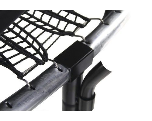 Detailní pohled na trampolínu se sítí a ocelovým rámem
