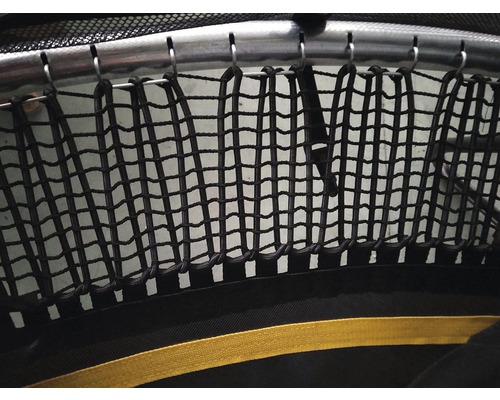 Detailní pohled na zavazadlovou síť s háčky pro upevnění na nosič zavazadel.