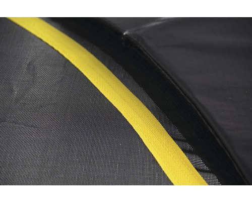 Detailní pohled na trampolínu s ochrannou sítí