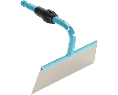 Zahradní kypřič s kovovou čepelí a rukojetí