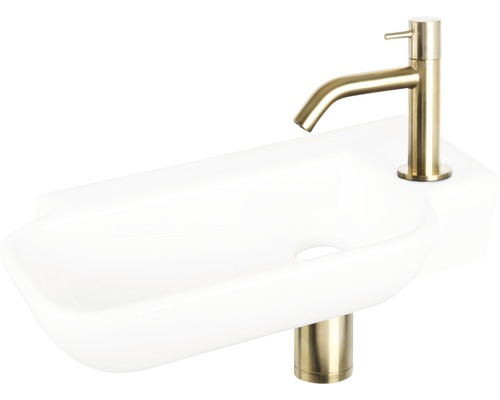 Bílé umyvadlo se zlatou baterií do koupelny