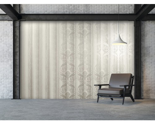 Místnost s tapetou s pruhovaným a vzorovaným designem, křeslem a závěsnou lampou