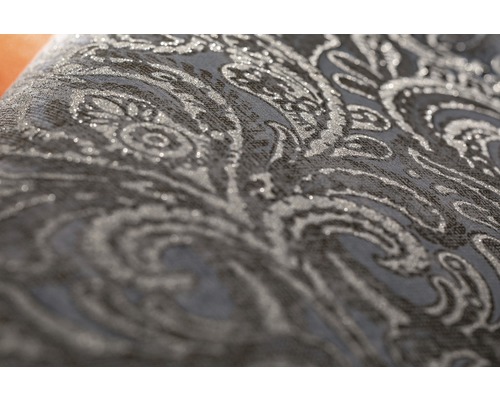 Detail strukturované tapety s paisley vzorem