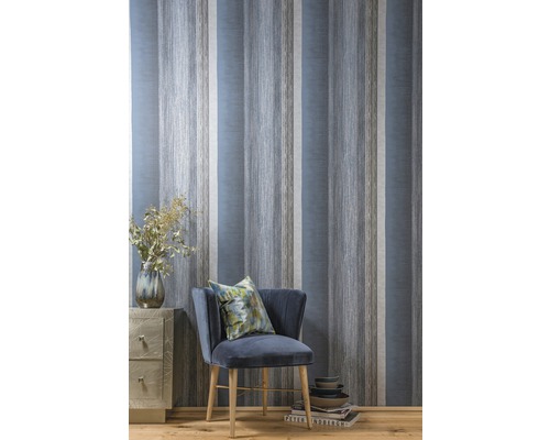 Pohled na pokoj s pruhovanou tapetou, židlí a příručním stolkem.