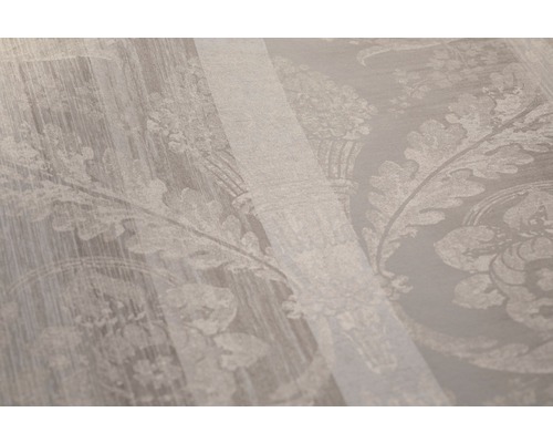 Detail strukturované tapety s květinovým vzorem.