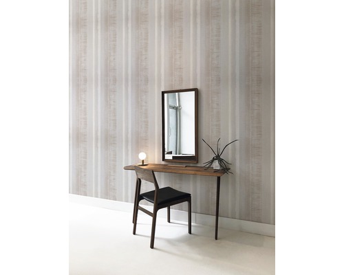 Scéna s pruhovanou tapetou, stolem, zrcadlem a židlí