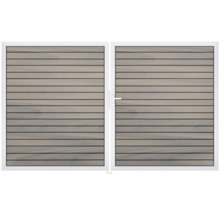 Dvojitá brána ze dřeva s bílým rámem